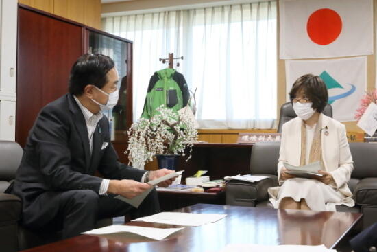 画像：堀内 詔子 環境副大臣（右）に要望事項を説明する黒岩危機管理・防災特別委員長（左）